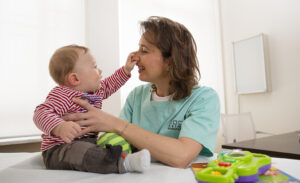 Bambino neonato durante una visita osteopatica pediatrica