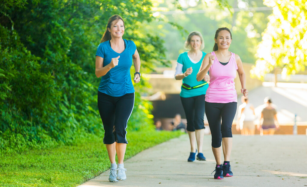 Gruppo di donne mentre svolgono camminata veloce all'aperto