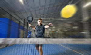 Giocatore di padel durante una partita